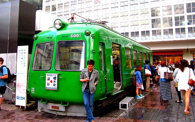 渋谷駅ハチ公口に展示されている東急5000系の生き残り・デハ5001。この塗色と独特の車体裾部が「青ガエル」と言われる所以だった。