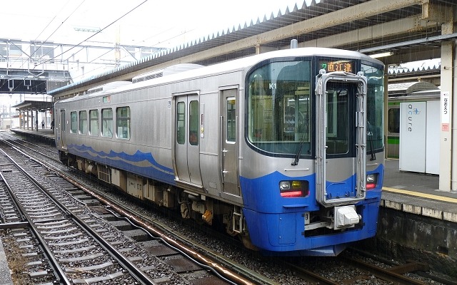 久比岐自転車道40周年イベントにあわせて日本海ひすいラインでサイクルトレインが運行される。写真は日本海ひすいラインの普通列車。