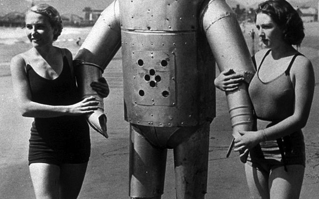 1935年頃の遠隔操縦ロボット　(c) Getty Images