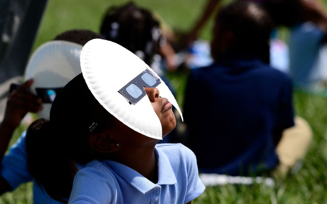 日食を見る人々　(c) Getty I,ages