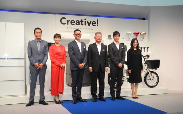 フォトセッションでは、CMに起用されている芸能人も参加。左から遠藤憲一さん、綾瀬はるかさん、河野明執行役員、中島幸男常務執行役員、西島秀俊さん、奥貫薫さん