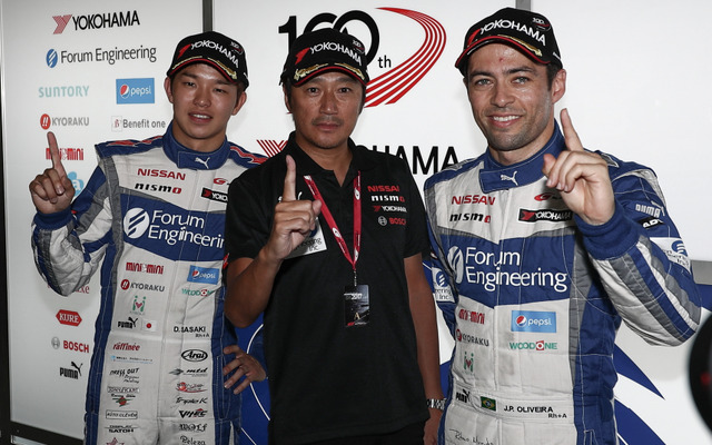 GT500クラスのポールを獲得した佐々木大樹（左）、オリベイラ（右）、近藤真彦監督（中央）。