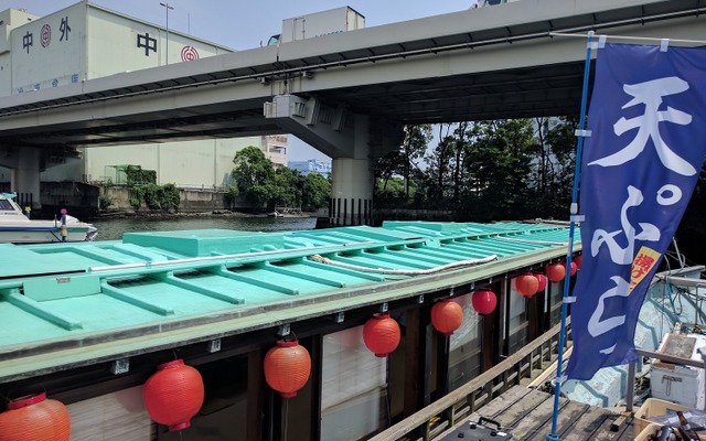 停泊中の屋形船で食べるワンコインランチはいかが？（京浜急行神奈川新町駅近くの定食たちばな）