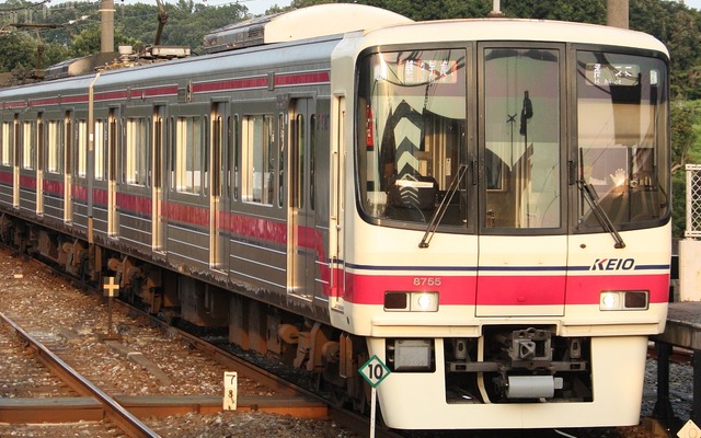 京王相模原線の列車。2018年3月に加算運賃の引下げが実施される。