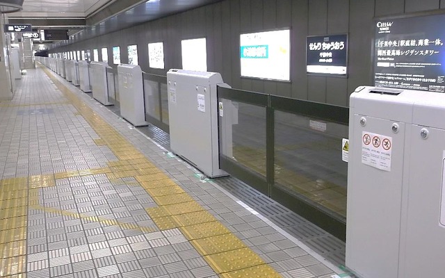 千里中央駅に整備されたホームドア。9月9日から使用を開始する。