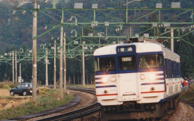 「一次新潟色」をまとった115系（1995年10月）。新潟地区の現在の115系は別の塗装に変わっているが、このほど復活することが決まった。