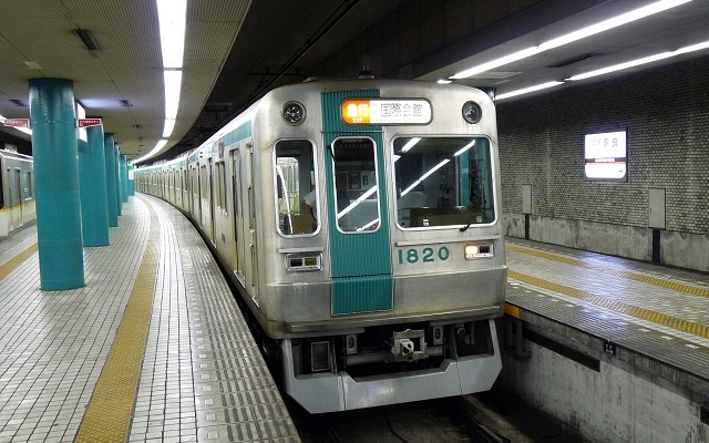 京都市交通局が烏丸線で運用している10系（写真は乗入れ先の近鉄奈良駅）。デビューから既に36年になる。