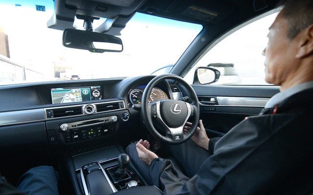 写真はレクサスの自動運転実験車による首都高でのデモ走行（2015年）