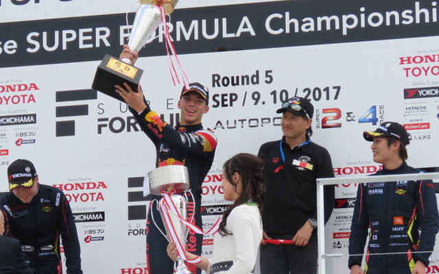 ピエール・ガスリーがオートポリス戦を制した（左端は2位のローゼンクヴィスト、右端は3位の大嶋和也、ガスリーの隣はチーム無限の手塚監督）。