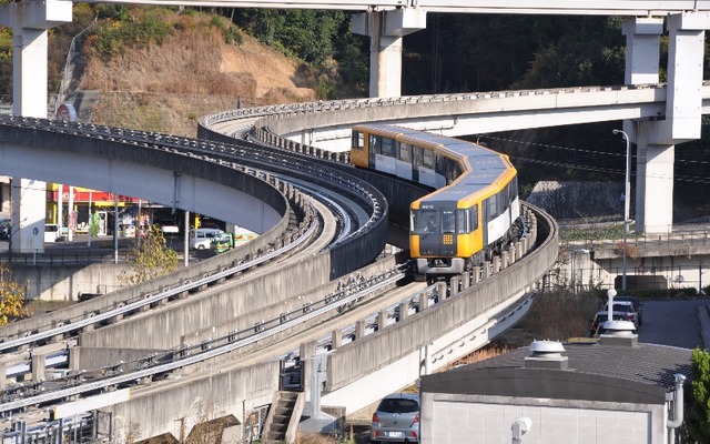 引込線を通過するアストラムラインの車両。