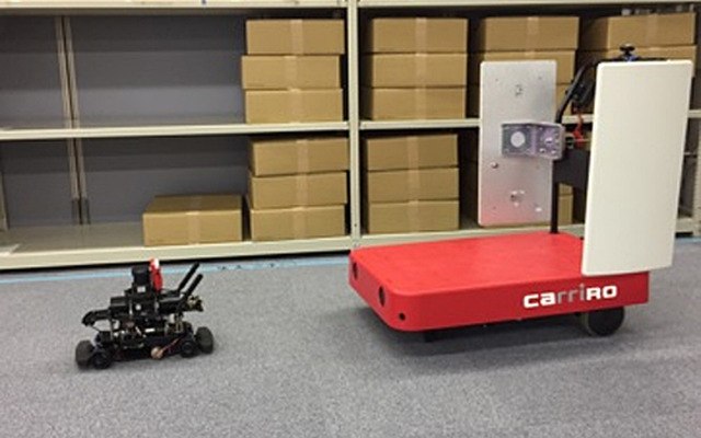 自律走行する先導ロボット「RoboCar 1/10」に追従するCarriRo、CarriRoのハンドルに搭載されたアンテナが周囲にある商品に貼付されたRFIDを読み取り、無人にて棚卸しを行う