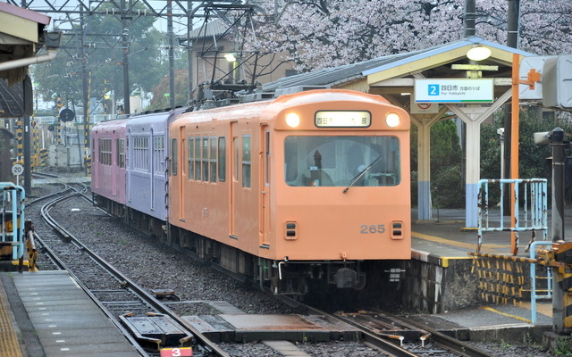 3両編成（一部2両編成）で運行されている、四日市あすなろう鉄道の列車。車両基地である内部車庫には14両が在籍する。