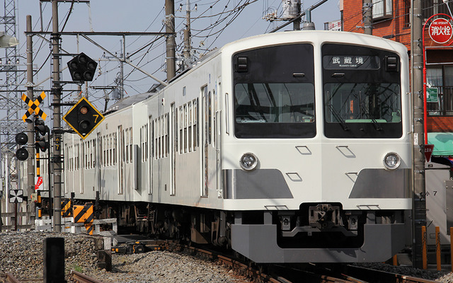 西武多摩川線の電車。今年10月に開業100周年を迎える。
