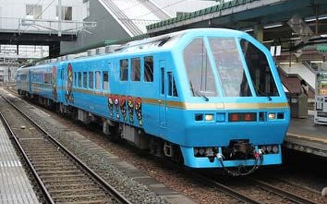 JRとしては唯一のキハ58系の生き残りである「Kenji」。青と金帯の塗色は2013年以来のもの。