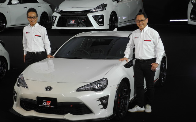 トヨタ自動車の豊田章男社長（右）と友山茂樹専務役員