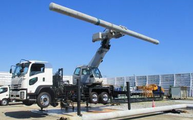 西日本電気システムが導入する「電柱ハンドリング車」。