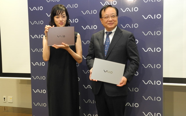 VAIOの吉田秀俊社長（右）と女優の市川実日子さん