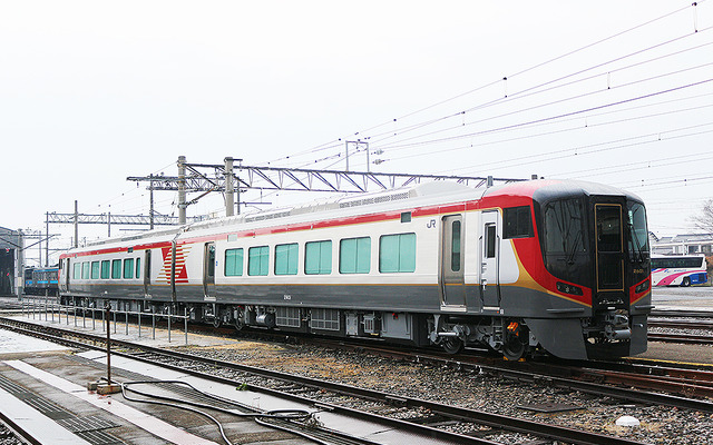 JR四国の2600系。12月2日から高徳線の特急『うずしお』で運用される。
