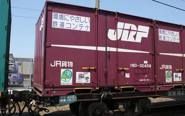日豊本線の一部不通に伴いJR貨物もトラックによる代行輸送を開始。5tコンテナ（写真）で1日あたり往復186個の輸送力を提供する。