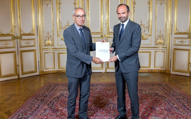 フランスのフィリップ首相（右）