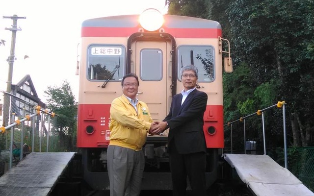 姉妹鉄道協定の締結が決まり、いすみ鉄道キハ52形の前で握手を交わす、いすみ鉄道の鳥塚社長（左）と養老鉄道の都司（つじ）社長（右）。