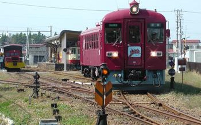 運転体験に使われる元くりはら田園鉄道（くりでん）のKD95形気動車。廃止時の3両がすべて保存されており、2両が動態保存車両として、通常は体験乗車に使われている。