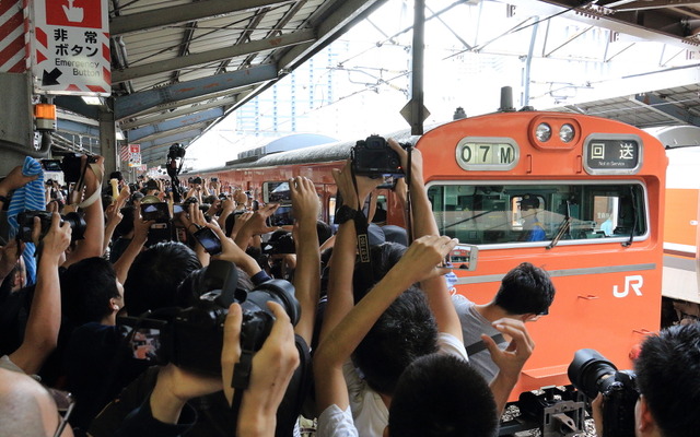最終日（10月3日）の京橋駅の様子。この日限りで103系が大阪環状線から姿を消した。