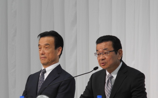 ホンダの八郷隆弘社長（右）と山根庸史専務取締役