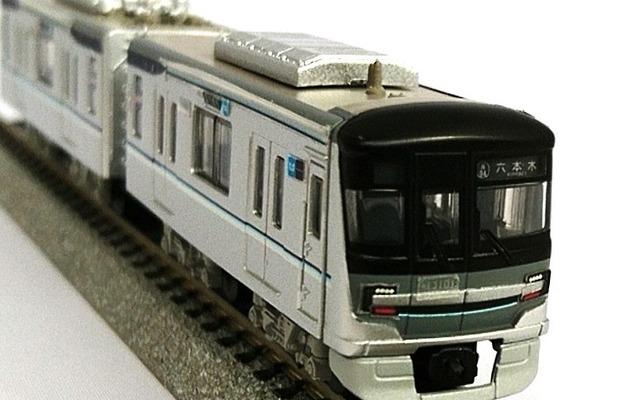 日比谷線13000系のBトレ。10月7日の先行販売を経て14日から発売される。