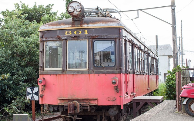 外川駅で留置されているデハ801。10月7日14時からオリジナル状態での公開が始まり、翌日以降は、平日が9時から15時まで、土休日が9時から16時30分まで公開。ただし、修復作業期間の10月24日から11月4日までは公開が中止される。