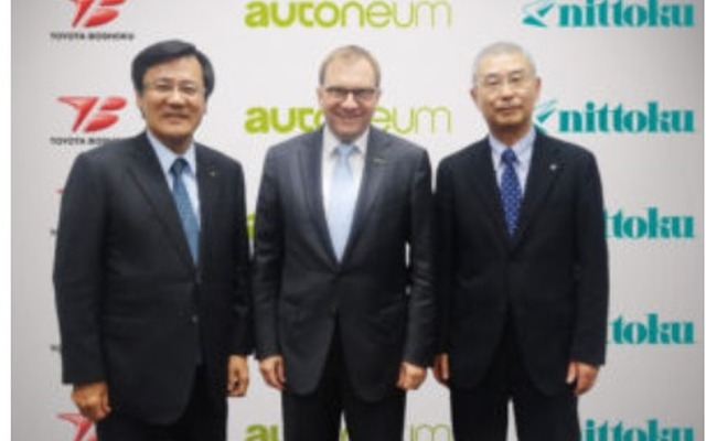 左からトヨタ紡織 石井社長、オートニウム ヒルツェルCEO、日本特殊塗料 酒井社長