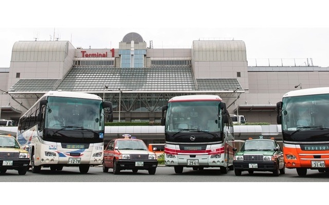 東京2020オリンピック・パラリンピック競技大会特別仕様ナンバープレートの交付開始。撮影協力：左から飛鳥交通、京成バス、三和交通、京浜急行バス、豊和自動車、東京空港交通（場所：羽田空港）