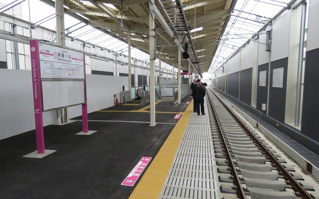 ほぼ完成した新鎌ヶ谷駅の新京成線高架ホーム。10月21日から下り線側のみ高架化される。