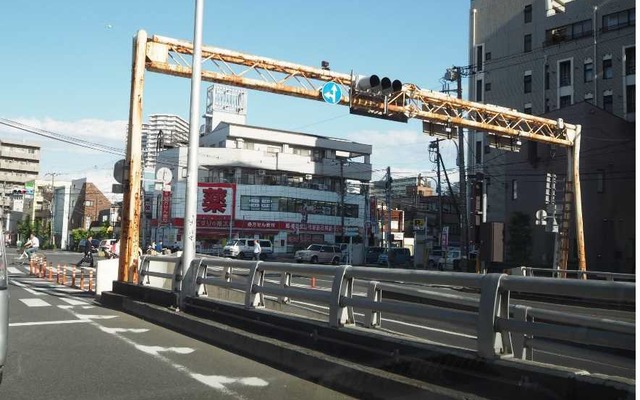 錆びが目立ち景観に配慮されていない門型標識柱（景観的な影響の大きい道路附属物等の事例）