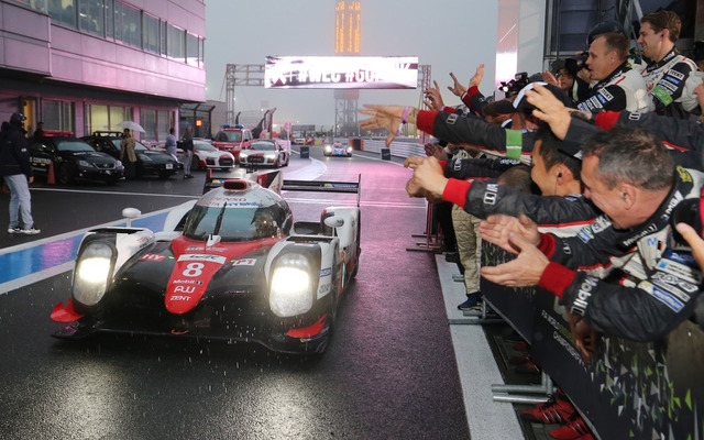 優勝したトヨタ8号車をチームスタッフが迎える。