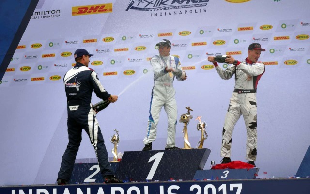 表彰台でシャンパンを掛け合って喜ぶ3位のソンカ（左）、優勝した室屋（中央）、2位のベラルデ（右）