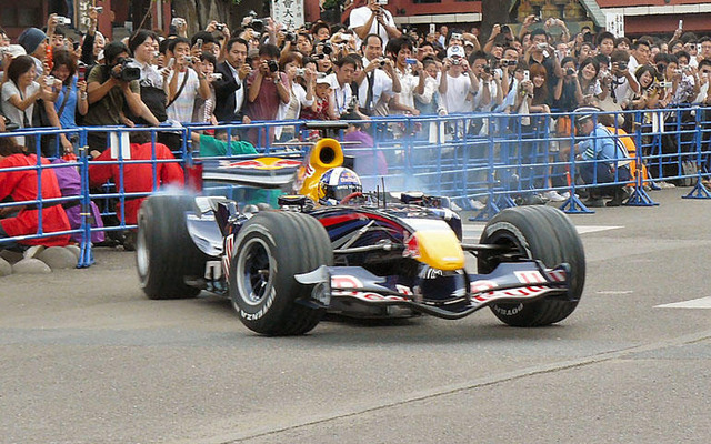 レッドブル、浅草寺でF1デモ走行