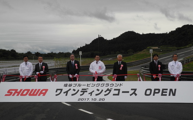 テープカットの臨む（左から）ショーワの市村博専務執行役員、本田技術研究所の関野陽介執行役員、日本道路の久松博三社長、ショーワの杉山伸幸社長、塩谷町の見形和久町長、本田技術研究所の金黒雅仁執行役員、ショーワの古谷野英彦執行役員