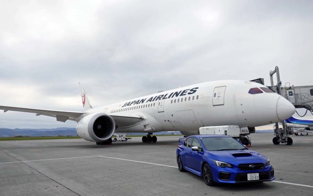 旭川空港に初飛来したJALのボーイング787-8型機とスバルWRX