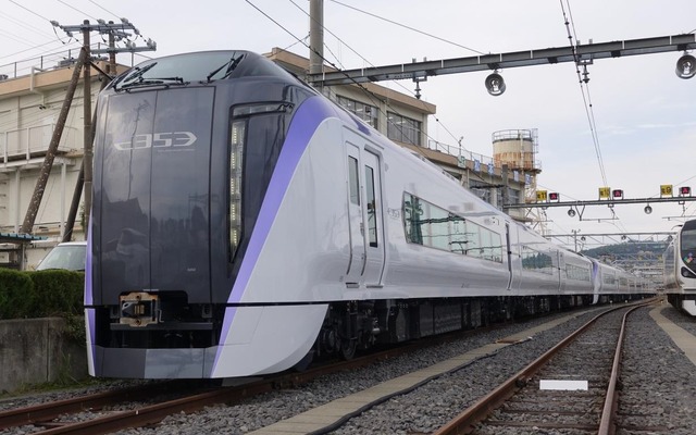 中央本線の特急向けに開発されたE353系。12月23日から営業運転に入る。