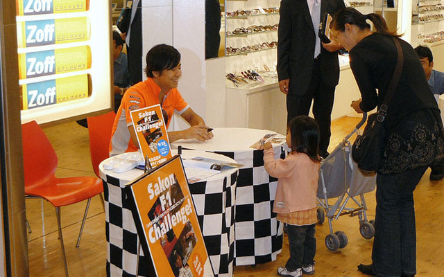 スパイカー 山本左近 サイン会にぎわう