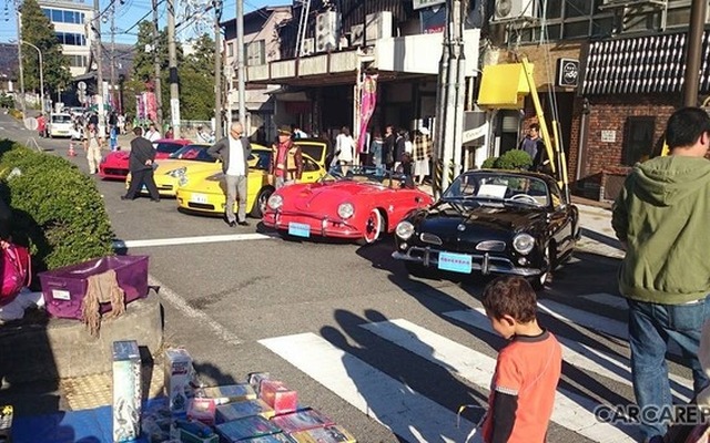 商店街にずらりと名車が並ぶ