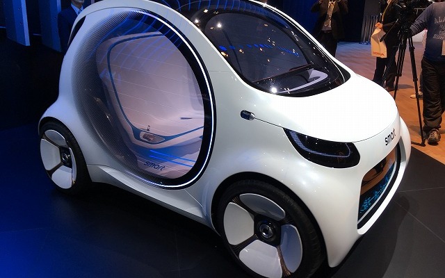 自動運転のコンセプトカー「smart vision EQ fortwo」を展示するスマートだが…。