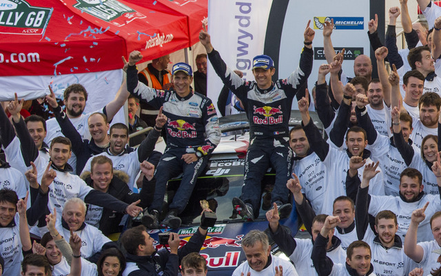 5年連続WRC王者となったオジェ（中央右。左はコ・ドライバーのJ.イングラシア）。