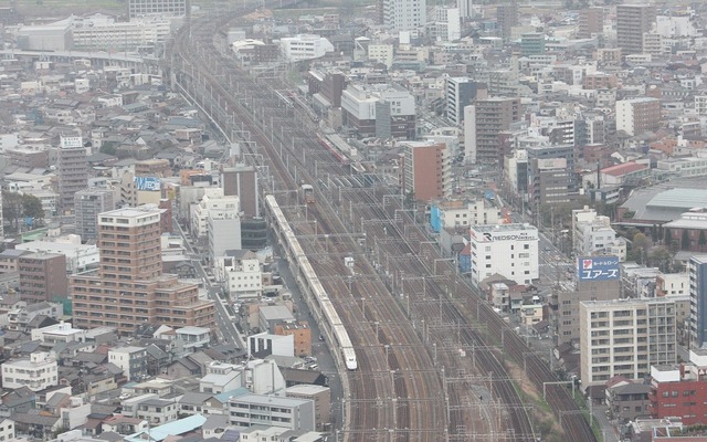 JR本州3社は海底観測網データを活用して地震の早期検知と列車の緊急停止にかかる時間の短縮を目指す。写真はJR東海の新幹線。