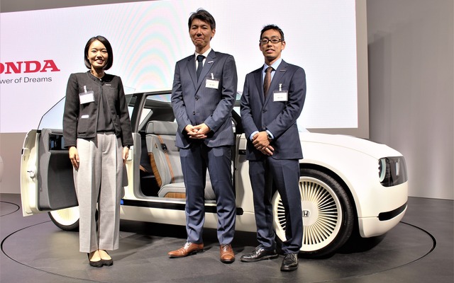 右から順に本田技術研究所四輪R&Dセンターデザイン室1スタジオの照井悠司氏、矢口史浩氏、3スタジオの半澤小百合氏