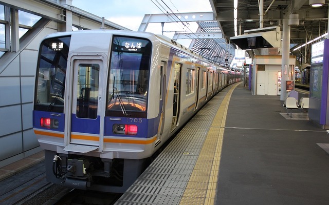 11月1日から単線で南海本線樽井～尾崎間の運転が再開される。写真は泉佐野駅で発車を待つ普通列車。