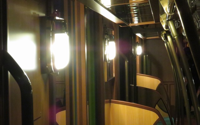 予備灯を点灯した1000系特別仕様車の車内。「銀座線タイムスリップ」のイベント列車で見ることができる。