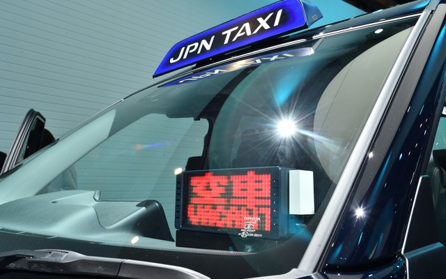 トヨタが東京モーターショー会場に展示した JPN TAXI（ジャパンタクシー）。業界変革のきっかけとなるか。