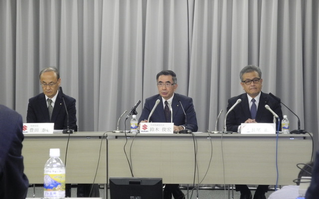 スズキの決算会見の様子。中央にいるのが鈴木俊宏社長